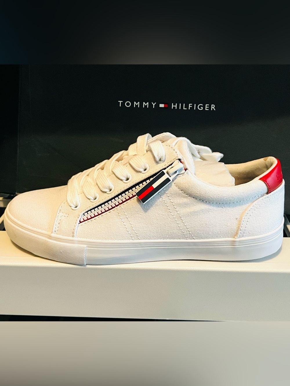 NEW Tommy Hilfiger Paskal Casual Women's Sneakers Shoes White Red size 7.5